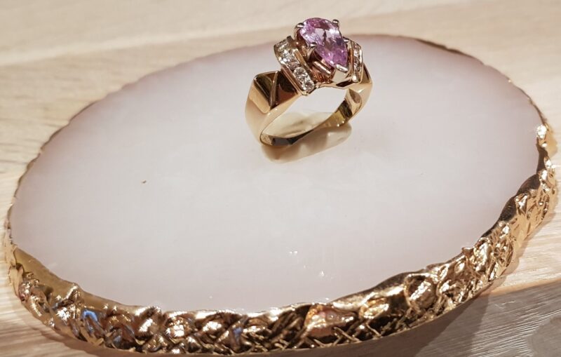 pæreformet pink safir ring i guld