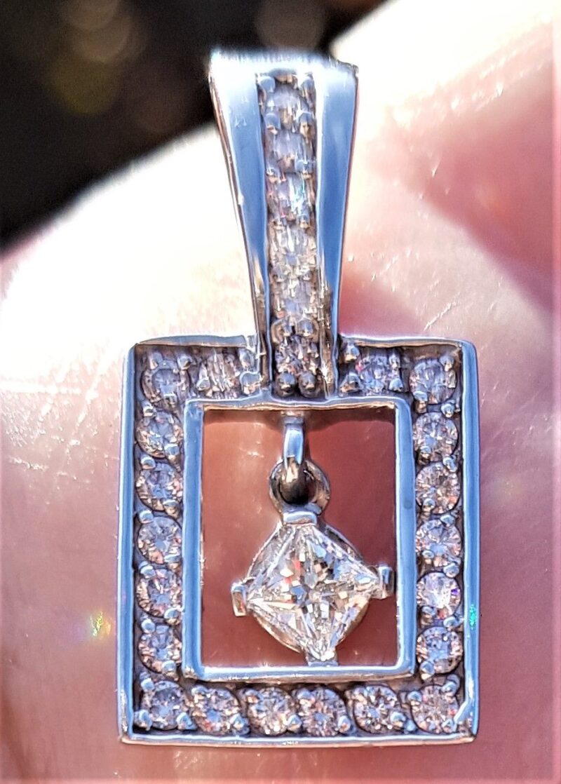 firkantet diamantvedhæng m. løs diamant