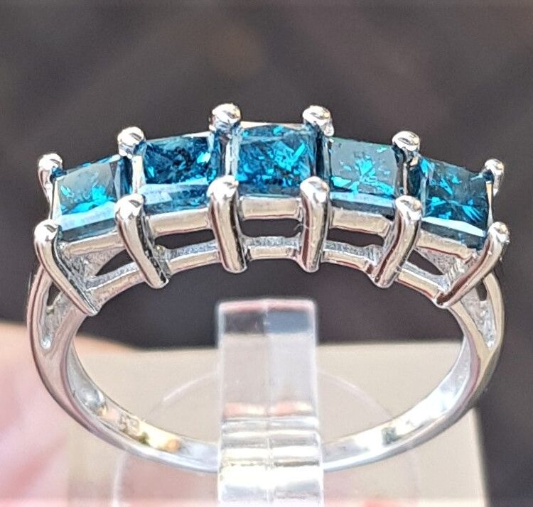 blå prinsessecut ring i hvidguld
