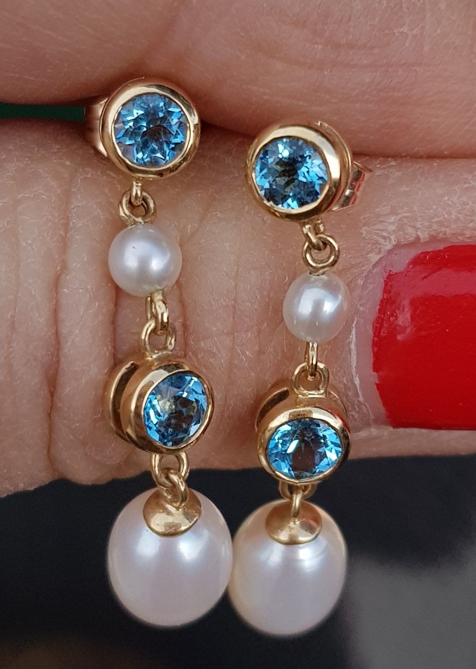 perleøreringe i guld m. blå topaser