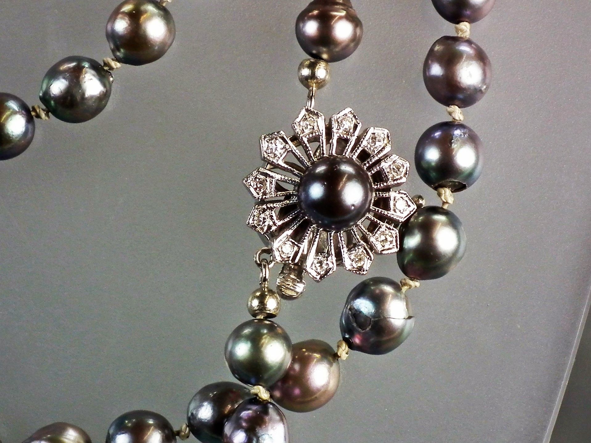 overvældende melodrama dialog Tahiti secondhand perle halskæde på 73 g. og 118 cm. m. 7 mm. - 7,5 mm.  perler samt 14 karat hvidguld lås m. total 0,12 carat diamanter i VS  kvalitet og Wesselton farve.