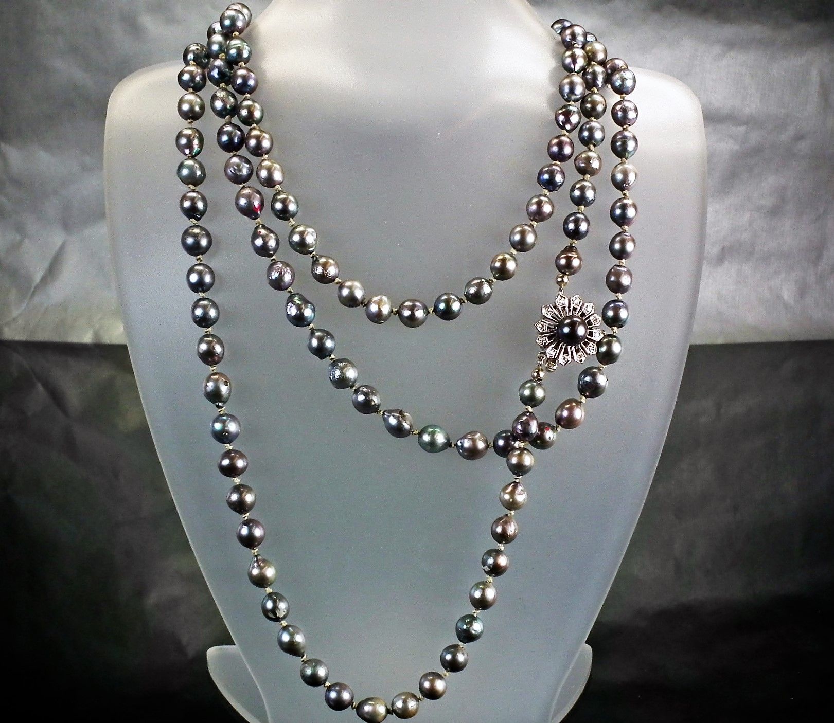 overvældende melodrama dialog Tahiti secondhand perle halskæde på 73 g. og 118 cm. m. 7 mm. - 7,5 mm.  perler samt 14 karat hvidguld lås m. total 0,12 carat diamanter i VS  kvalitet og Wesselton farve.
