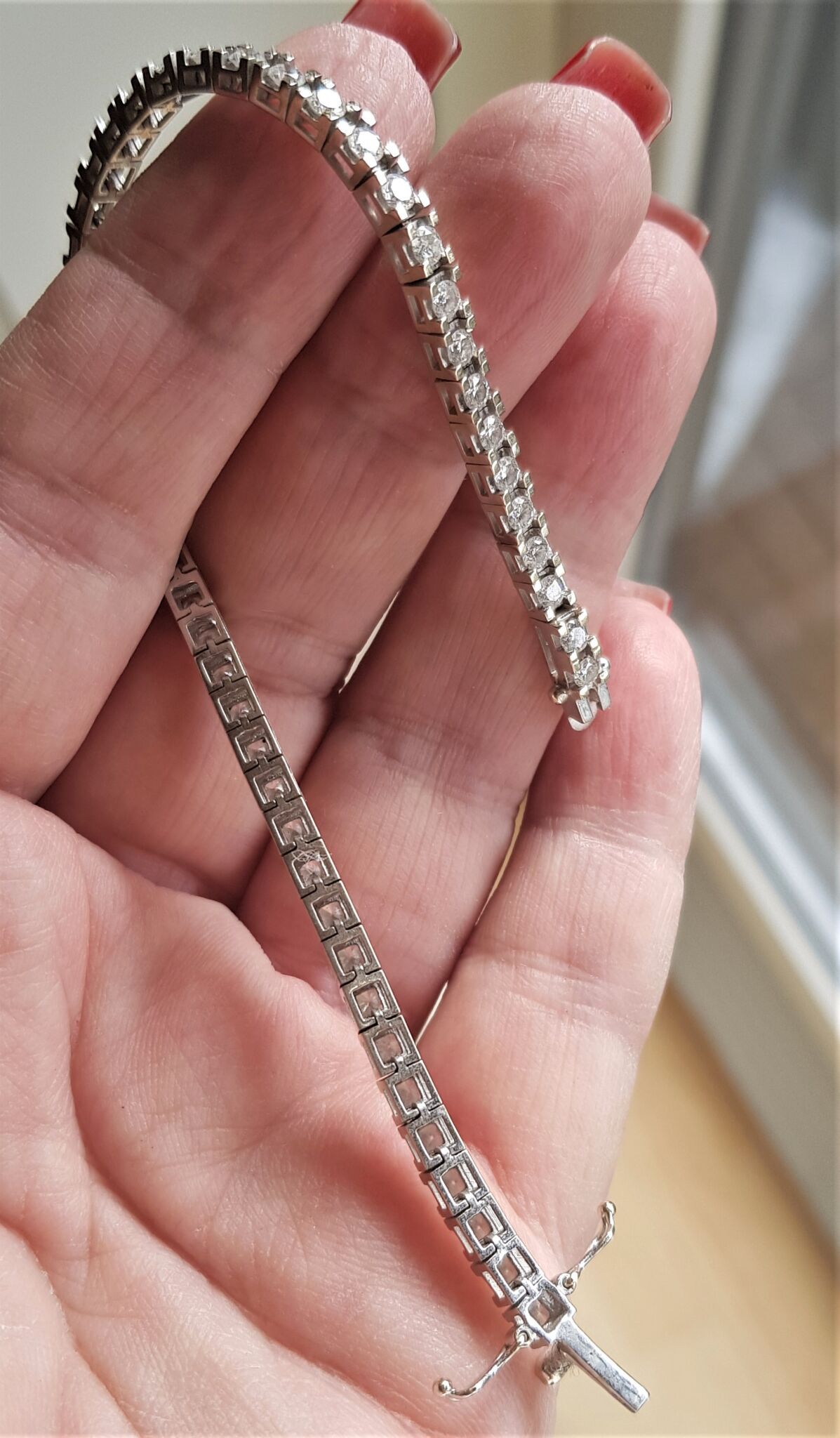 Anonym strå Charmerende tennis diamant armbånd på 17,2 g. m. i alt 3,50 carat diamanter i SI  Kvalitet og Wesselton - Top Crystal farve sat i 18 karat hvidguld.