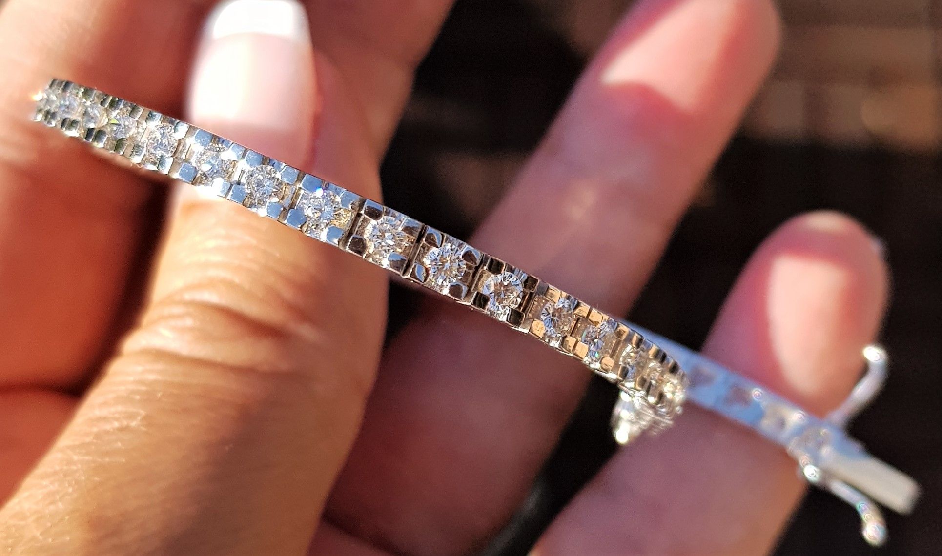 tetraeder berolige Udseende tennis armbånd i 14 karat hvidguld på 14,8 g. m. i alt 4,21 carat diamanter.