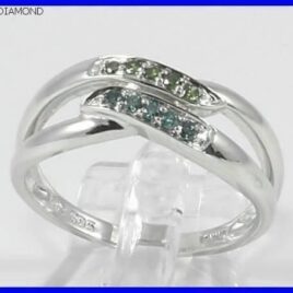 Varenummer : 170017 Virkelig Yndig 14 karat Hvidgulds Ring m. 5 Blå Diamanter og 5 Grønne Diamanter, i alt 0,10 carat. Hvidguld : 14 Karat Diamanter i alt : 10 Stk. Diamanternes Carat i alt : 0,10 carat Diamanternes Kvalitet : I1 Diamanternes Farve : Blå og Grønne Ringens Bredde i Front : 13 mm Ringens Bund : 1,7 mm Ringens Vægt : 3,1 g Ringens Str. : 54 - 57 Ringens Pris : 2295 Kr. Ringen er stemplet 585 0,10 carat mesterstempel KNJ