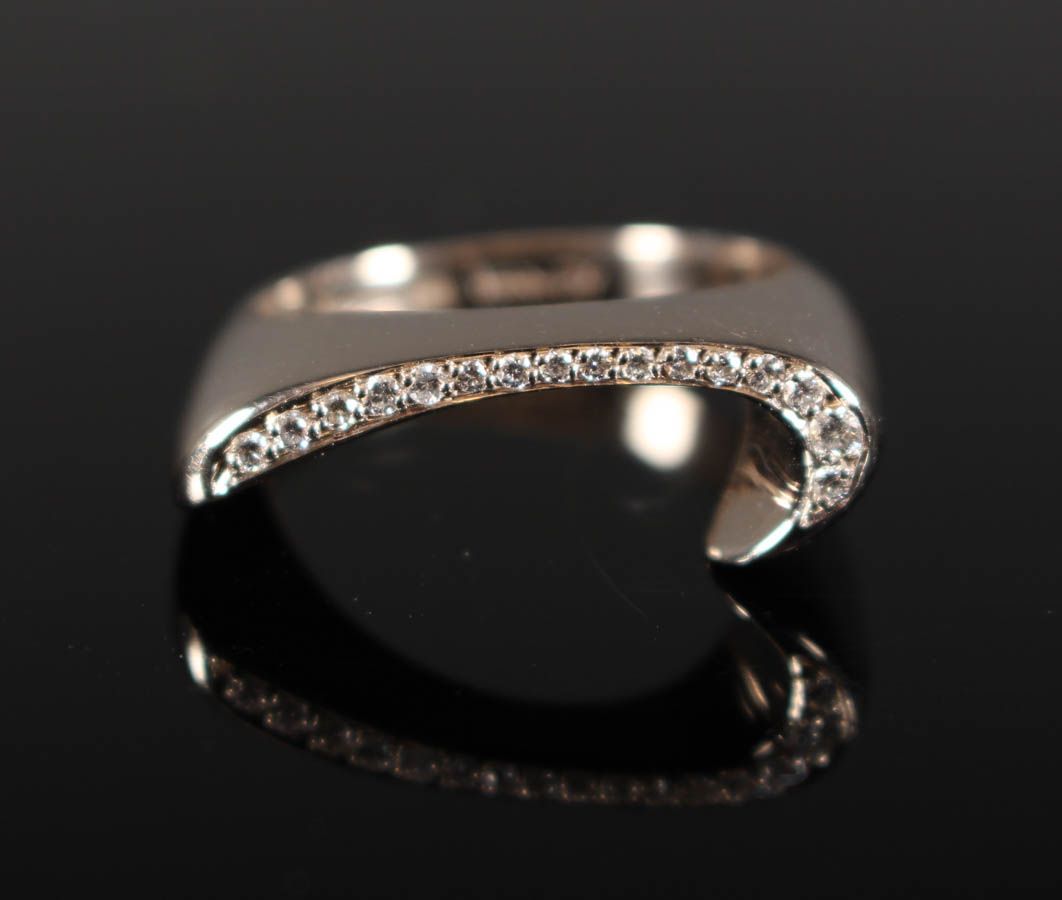 Diamant Ring Fra Vanity Design i 14 Karat Hvidguld.