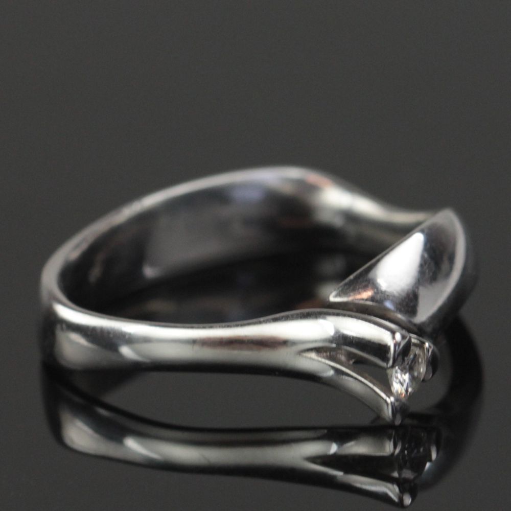 Kronprinsesse Ring i 14 Karat Hvidguld m. 0,10 carat Solitaire Diamant.