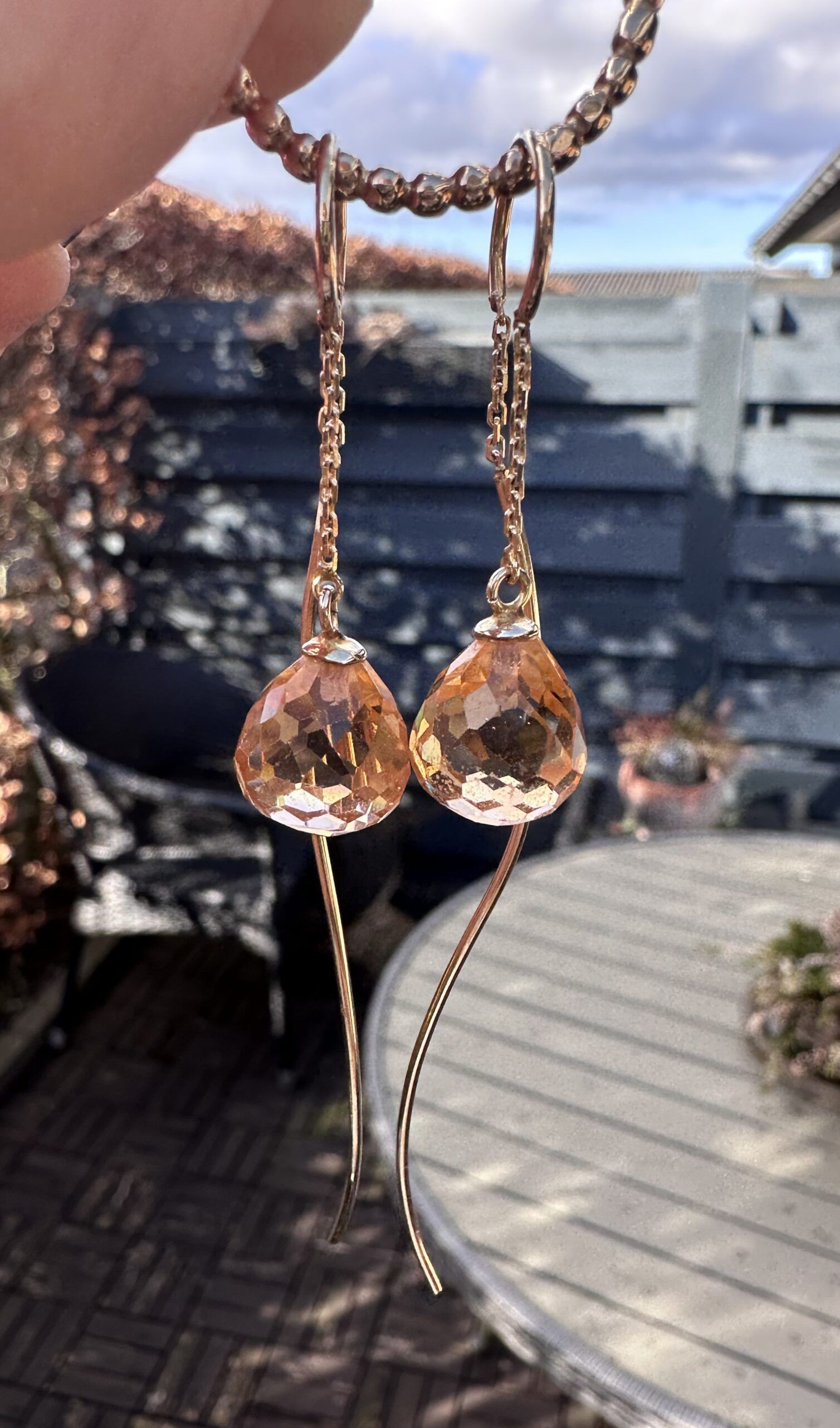 mikrofon tvilling Bare gør håndlavede design hænge øreringe fra Charlotts Diamonds på 6,3 g. m.  fersken farvede briolette slebet topaser sat i 14 karat guld.