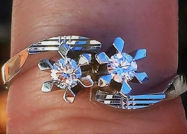Diamant Ring i 14 Karat Hvidguld i Cross Design m. i alt 0,16 carat Diamanter.