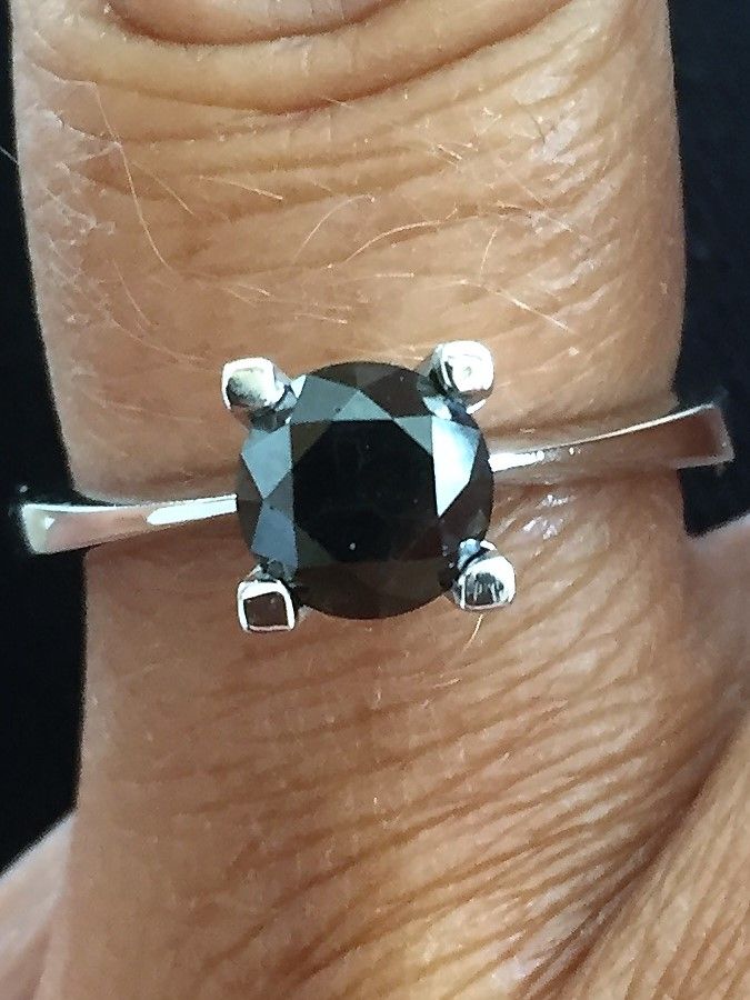 Brilliant Slebet Sort Diamant på 1,72 carat sat i 14 Karat Hvidguld.
