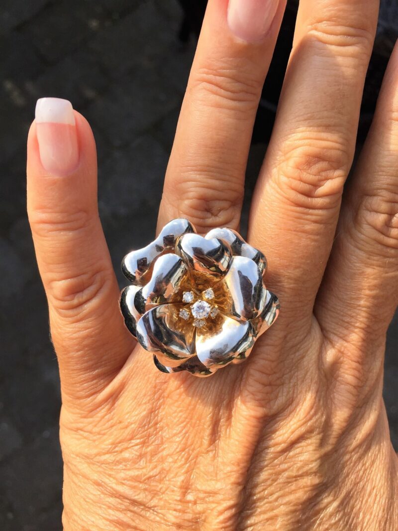 Hvidguld Ring Udformet som en Rose m. Rosa Guld og Diamanter.