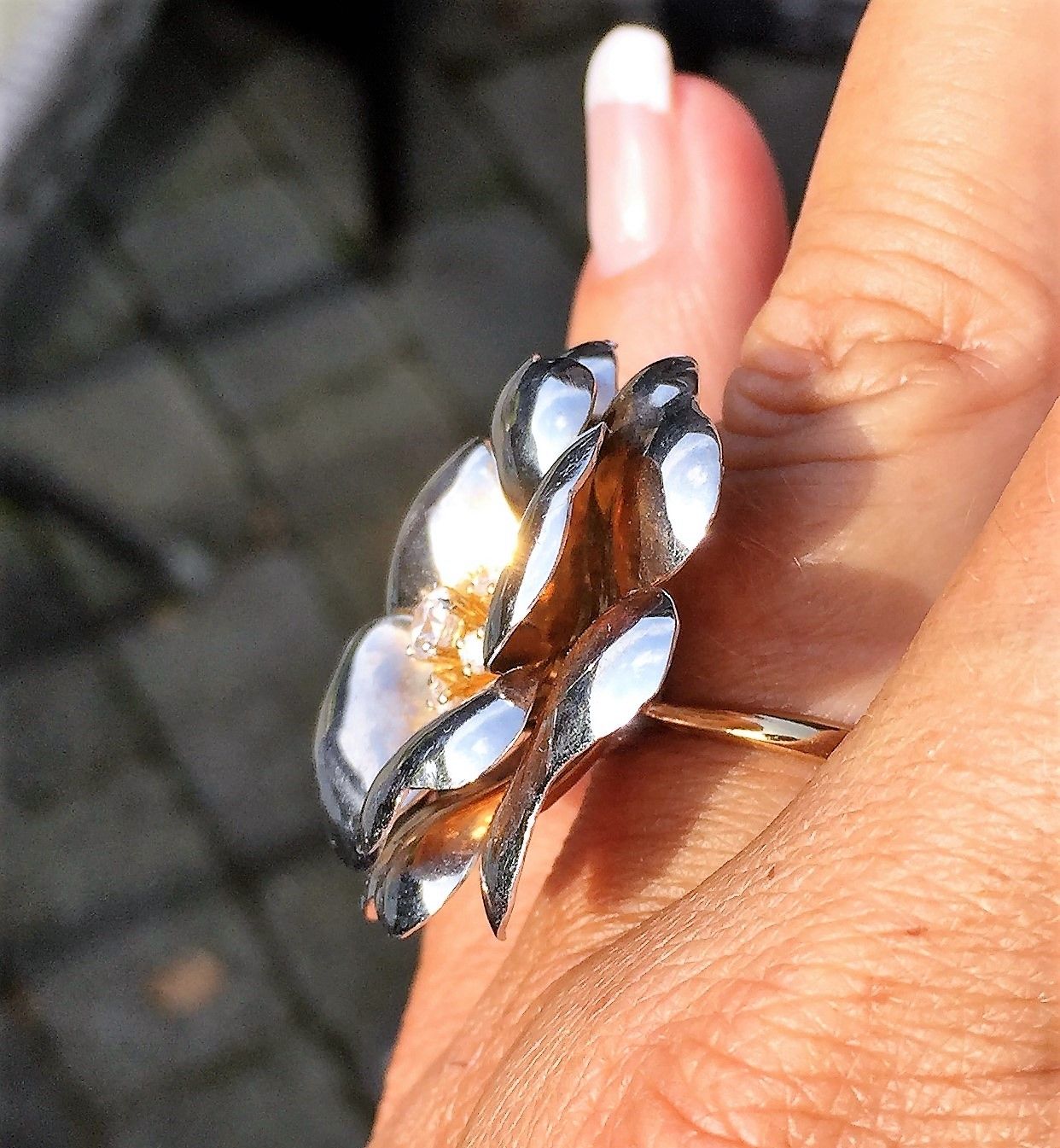 Hvidguld Ring Udformet som en Rose m. Rosa Guld og Diamanter.