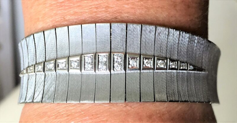 Armbånd i Satineret Hvidguld på 67,8 g. m. i alt 0,25 carat Diamanter.