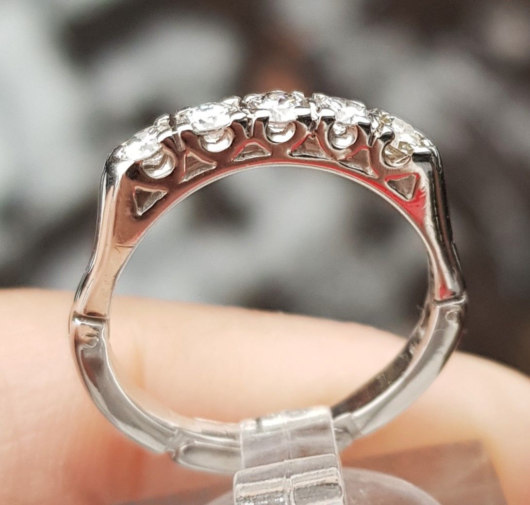 Ring mit Seitensteinen mit einem 3.00 Ct Diamant in Platin - BAUNAT