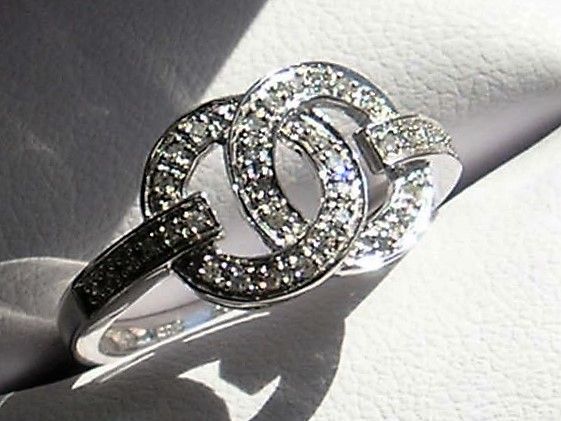 Diamant Ring i 14 Karat Hvidguld i Chanel Lign. Design.