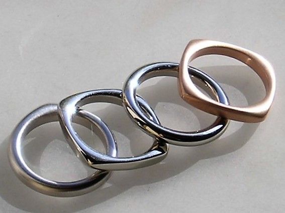 Varenummer : 190022 Utrolig Smuk og Meget Elegant Designer Ring fra Breil i To Tonet Stainless Steel, Prydet m. 8 Funklende Swarovski Crystaller. Ringen kan bæres samlet eller hver for sig da det er 4 ringe der er sat sammen. Designer : Breil Materiale : Stainless Steel Krystaller : Swarowski Krystaller i alt : 8 Stk. Ringens Bredde : 13 mm Ringens Højde : 3 mm Ringens Vægt : 18 g Ringens Str. : 57