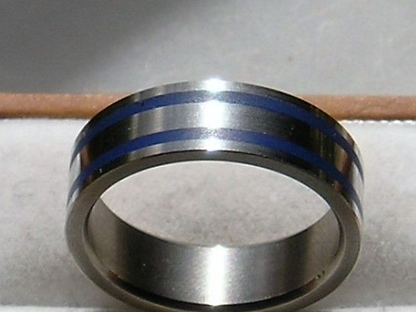 Titanium Ring i Moderne Design m. Blå Striber.