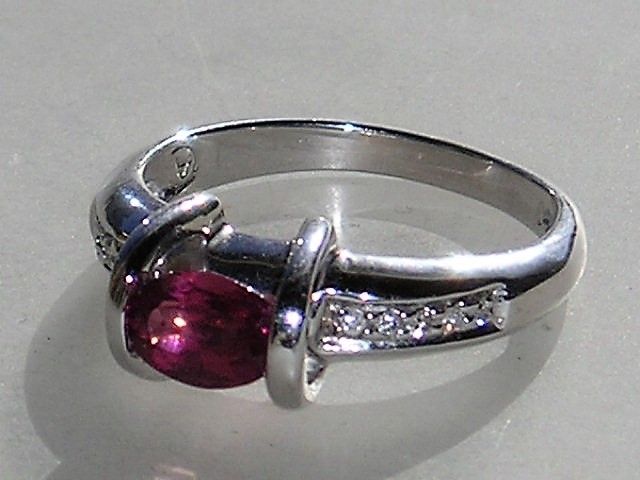 Turmalin/Diamant Ring i 14 Karat Hvidguld.