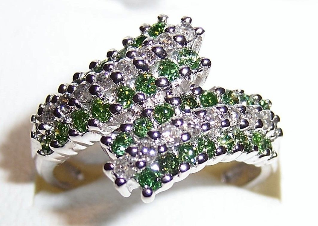 Diamant Ring m. Grønne og Hvide Diamanter.