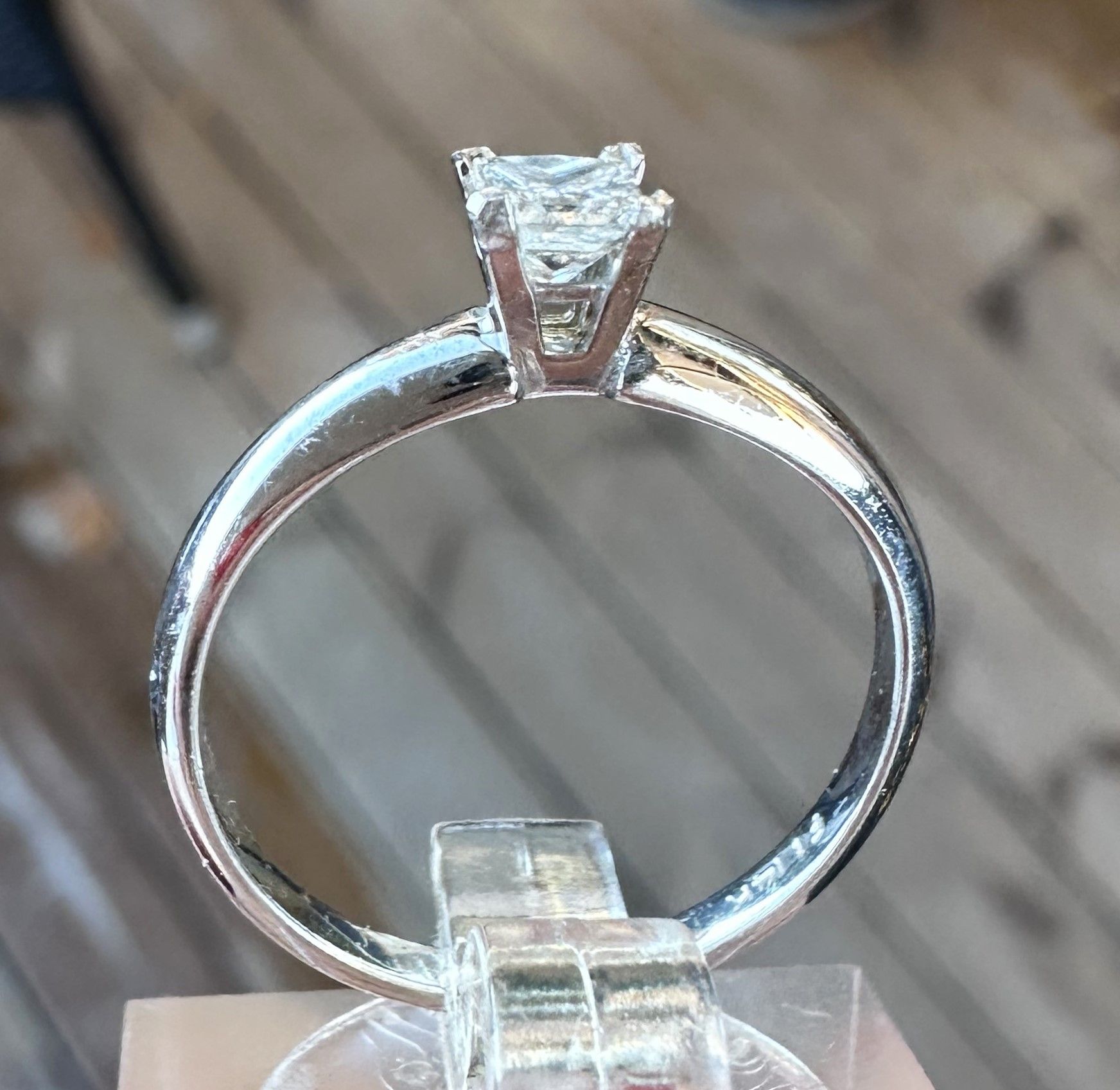 Solitaire diamantring med 4 grabber og hjerte i 14 karat hvidguld