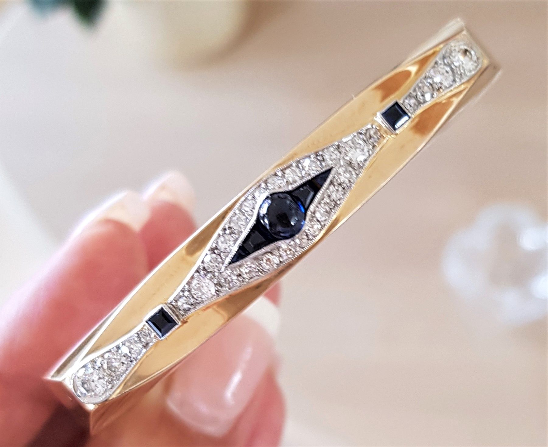 Ove Sørensen Second Hand Design Armring på 38 g. m. Blå Safirer og Diamanter på i alt 1,15 carat i 14 Karat Guld.