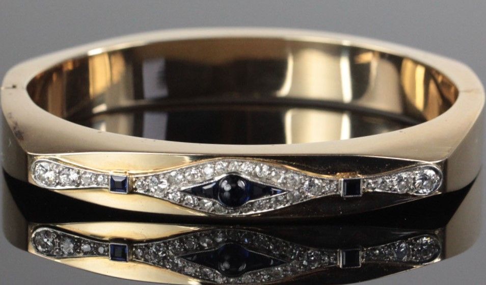 Håndlavet Armring på 38 g. i 14 Karat Guld m. Safirer og 1,15 carat Diamanter.