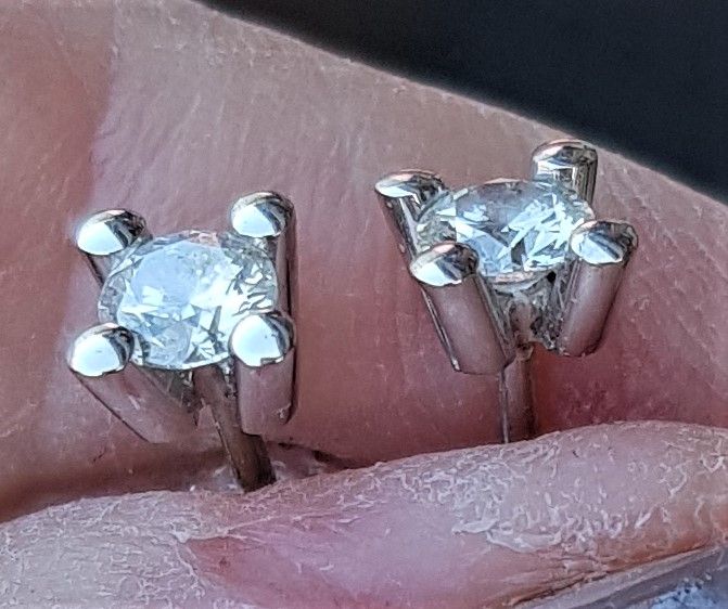 Second Kleopatra Solitaire Diamant Ørestikker i 14 Karat Hvidguld m. i alt 0,50 carat Diamanter SI Wesselton