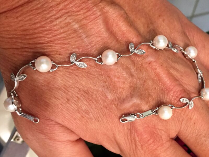 Romantisk Perle Armbånd i 14 Karat Hvidguld m. Diamanter.