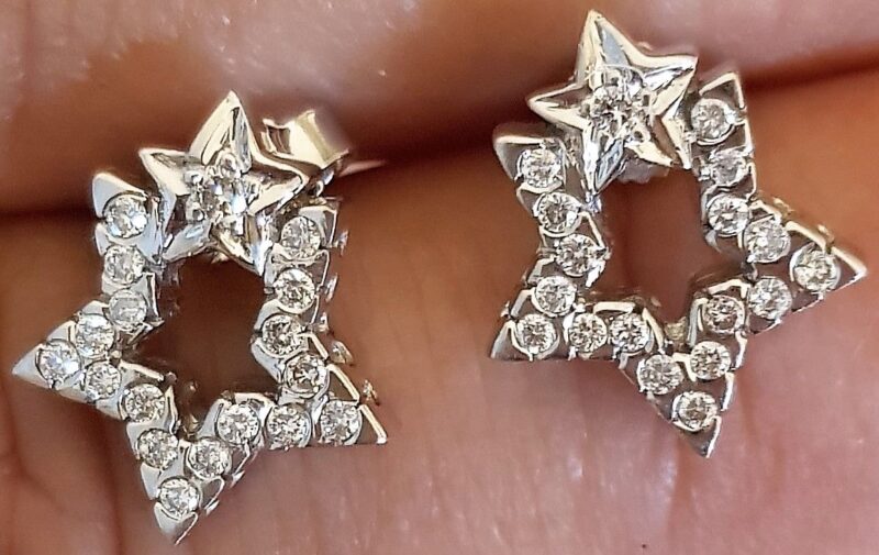 Stjerne Øreringe i 14 Karat Hvidguld m. i alt 0,40 carat Diamanter.