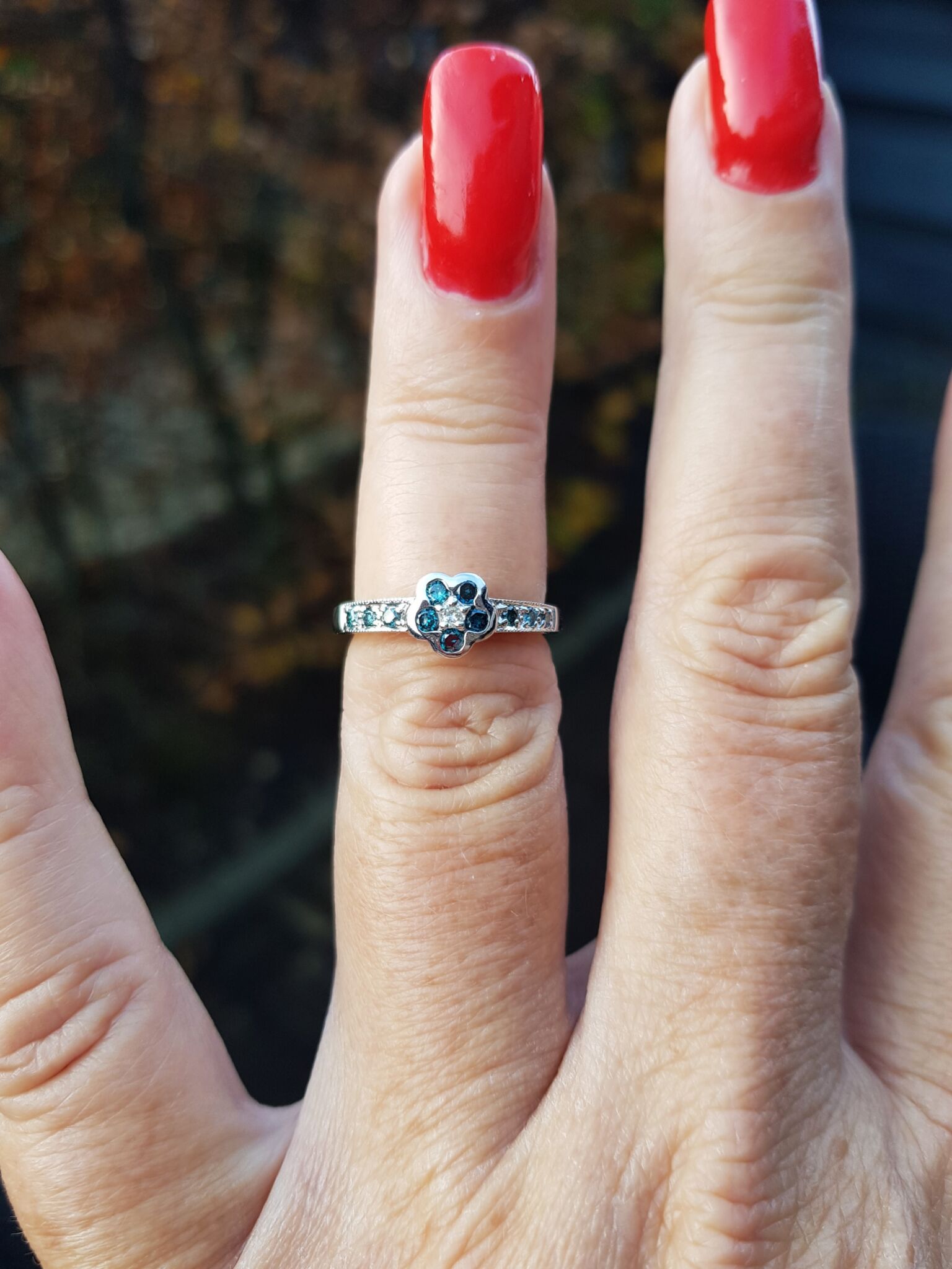 Vise dig dessert Dam blå/hvid diamant ring på 2,6 g. i str. 52,75 i 14 karat Hvidguld m. i alt  0,48 carat diamanter i SI - I kvalitet og Wesselton- Crystal kvalitet sat i  roset samt på ringskinne.