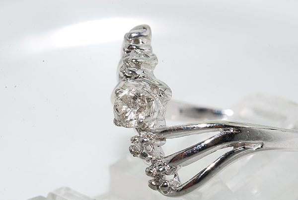 Diamant Ring i Aflang Design m. Forskellig Str. Diamanter i 14 Karat Hvidguld.