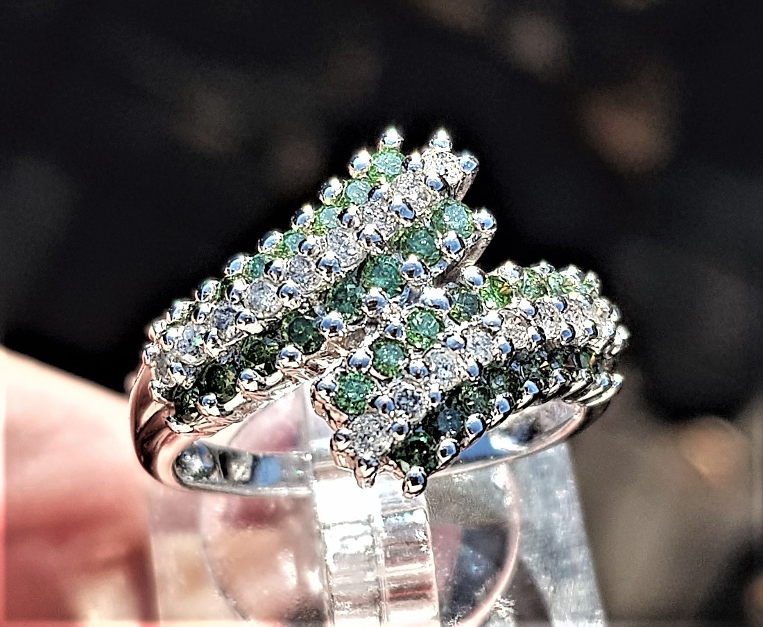 grøn - hvid diamant ring i hvidguld