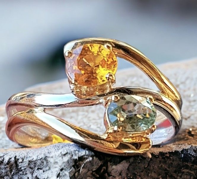 gul - grøn safir ring i totonet guld april 2024