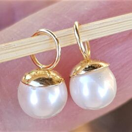hvide perle charms i guld