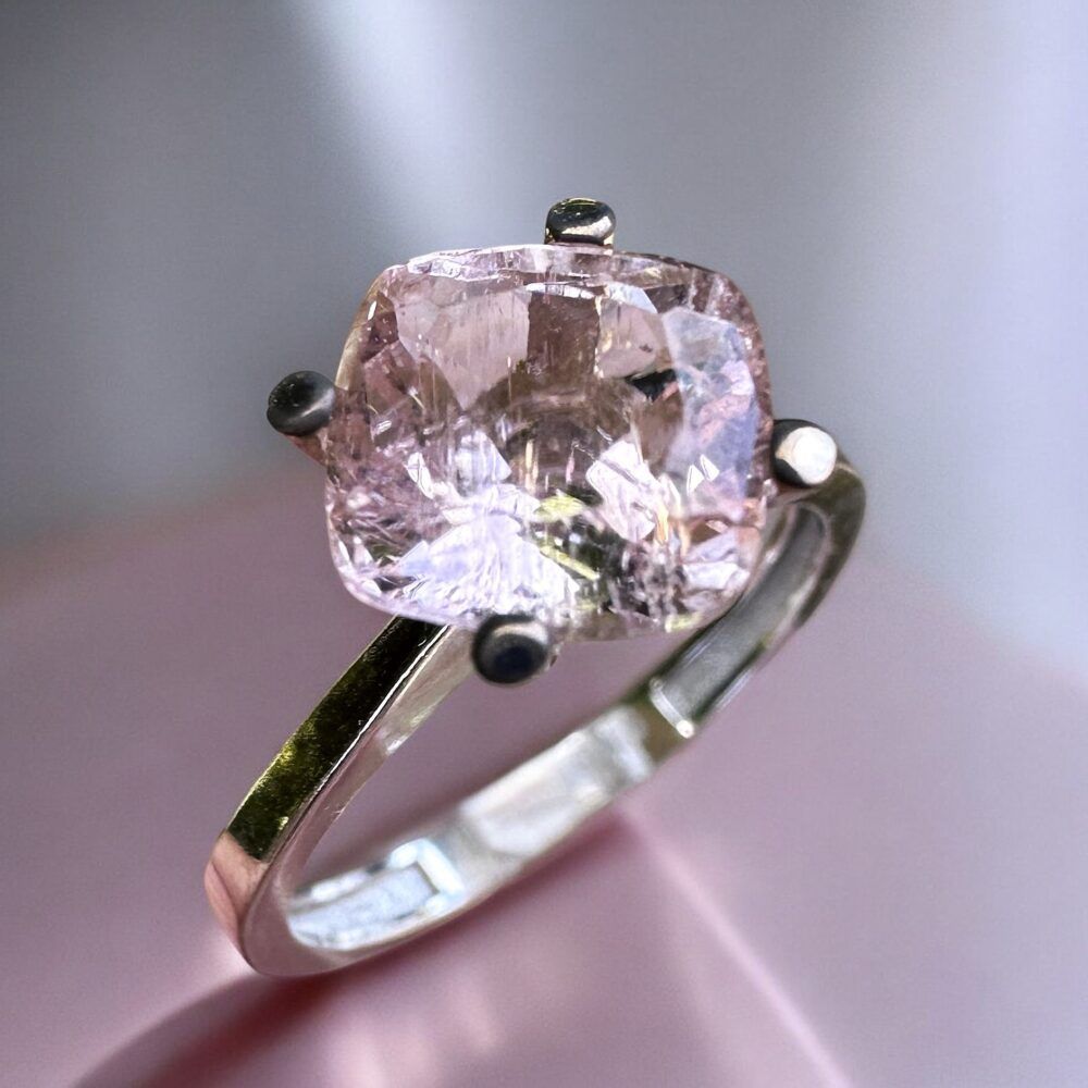 Hvidguldring m. rosa solitaire topas