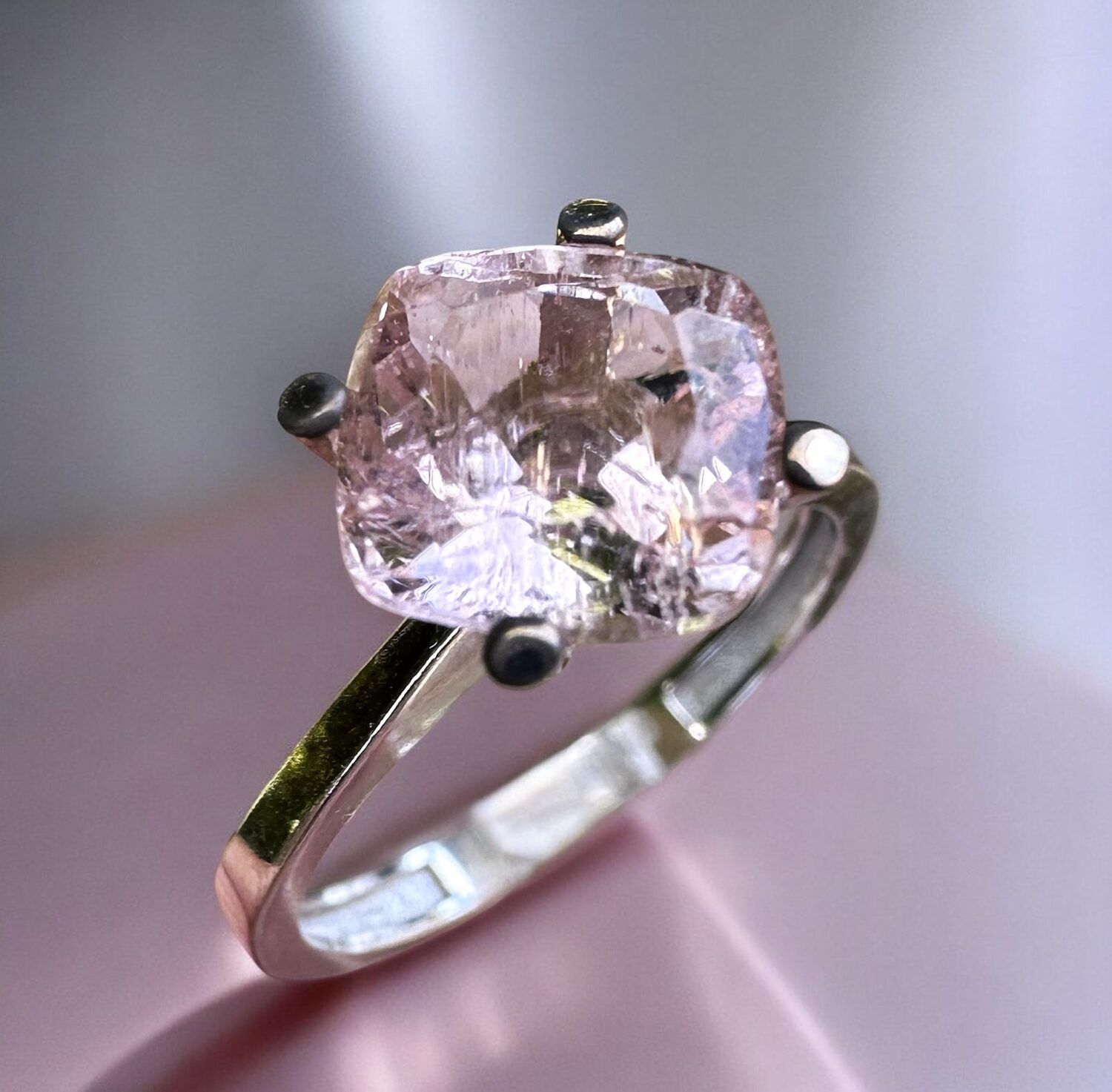 Hvidguldring m. rosa solitaire topas