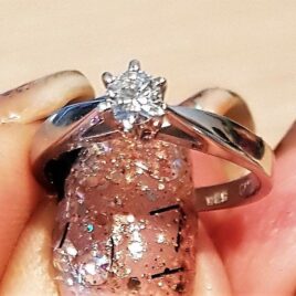Prinsesse Ring i 14 Karat Hvidguld m. 0,25 carat Solitaire Diamant.