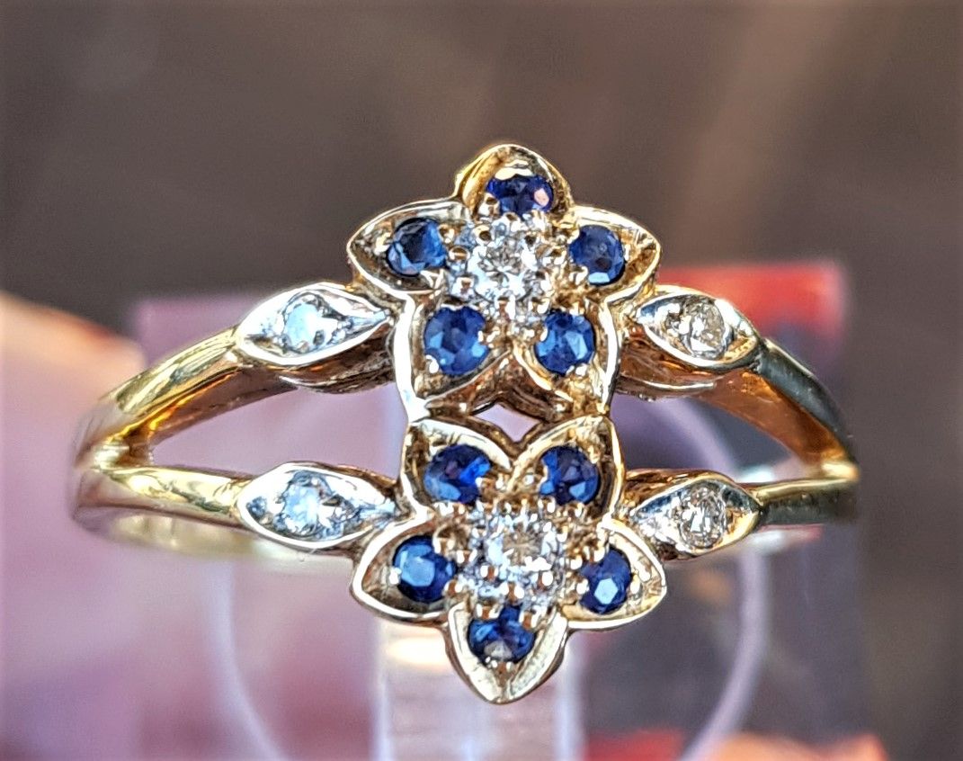 Urskive foragte tempereret blå safir ring i 18 karat guld på 3,5 g. i str. 53 m. dobbelt rosetter og  små diamanter i SI kvalitet.