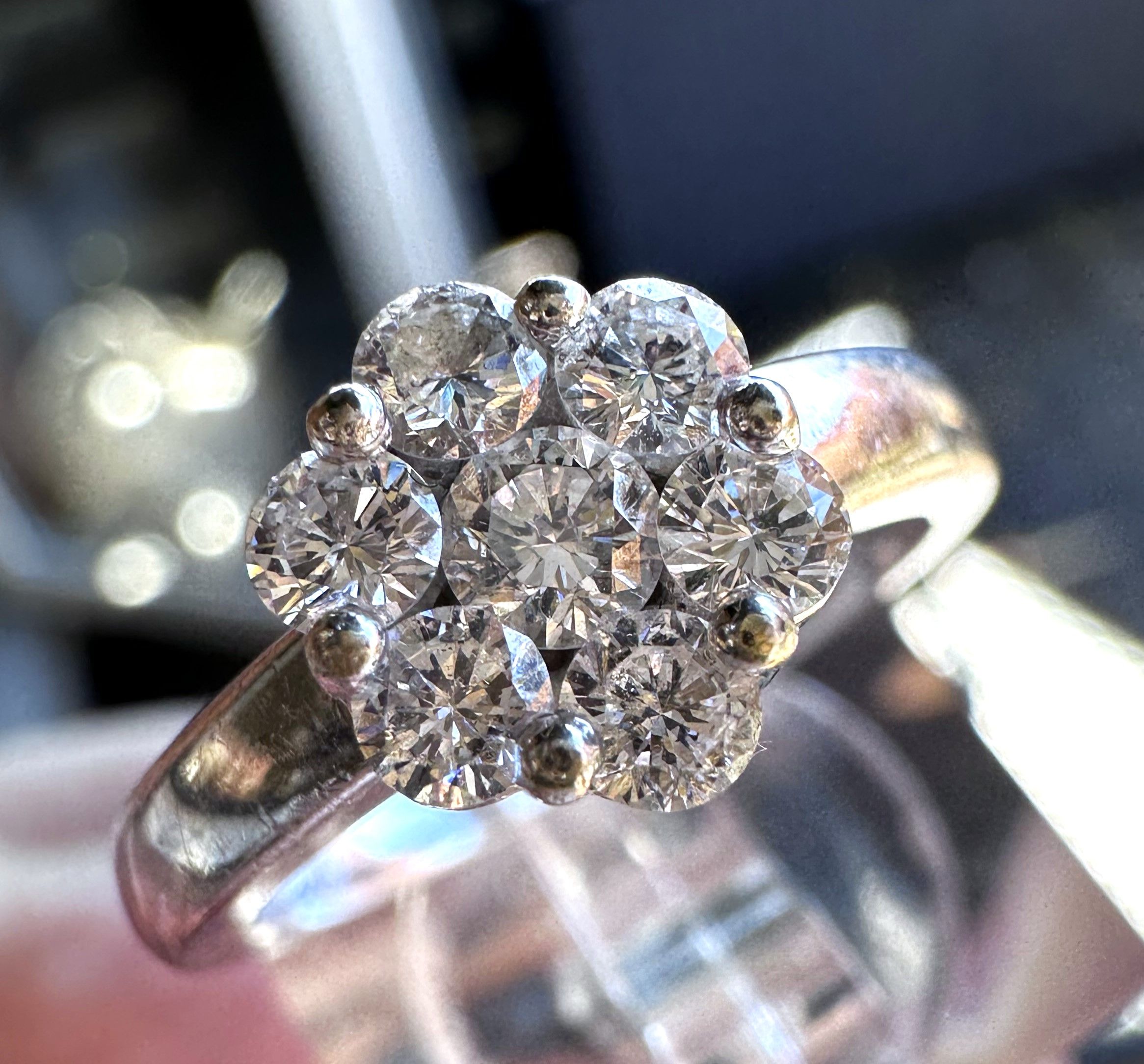 roset second hand ring på 3,9 g. i str. 53 i 14 karat hvidguld total 0,60 carat diamanter i SI kvalitet og Wesselton farve.