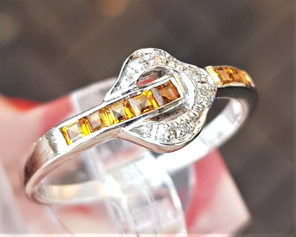 citrine ring på 2 g. i str. 57 m. total 0,25 carat, udformet som med små diamanter i accent sat i 14 karat hvidguld.