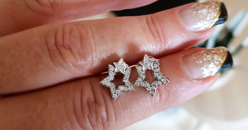 Stjerne Øreringe i 14 Karat Hvidguld m. i alt 0,40 carat Diamanter.